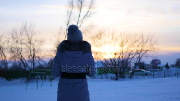 Ragazza gioca con il bambino al tramonto in inverno — Video Stock