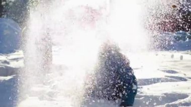 Eğleniyor kış Park güneşli bir günde mutlu bir çocuk. Kar kendini atma