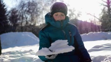Eğleniyor kış Park güneşli bir günde mutlu bir çocuk. Kar kendini atma