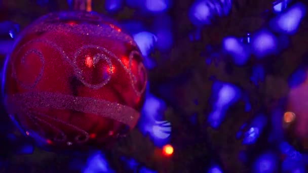 Kerstmis en Nieuwjaar Decoration.Blinking Garland. Kerstboom licht fonkelende. Closeup — Stockvideo