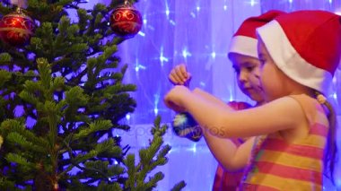 İki kız kardeş güzel kızlar bir Noel süslemeleri ağaç oyuncaklar ve çelenk ile