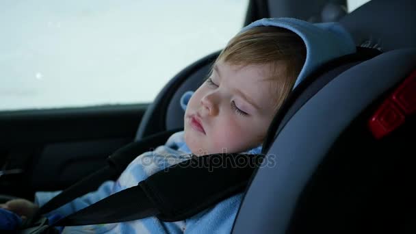 El bebé está durmiendo en el coche en el camino — Vídeos de Stock