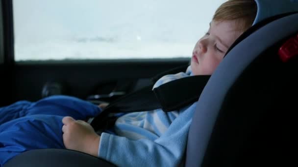 Ребенок спит в машине на пути — стоковое видео