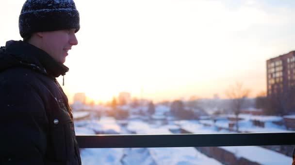 Fille et mec se rencontrent sur le pont et se câlinent au coucher du soleil — Video