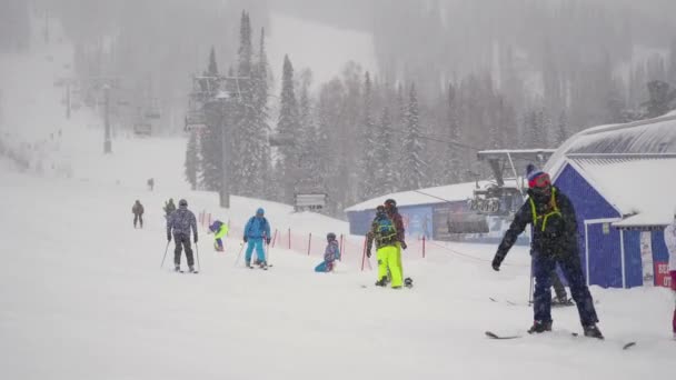 Sheregesh，俄罗斯-2016 年 12 月 24 日︰ 一群人在一个滑雪胜地在降雪 — 图库视频影像