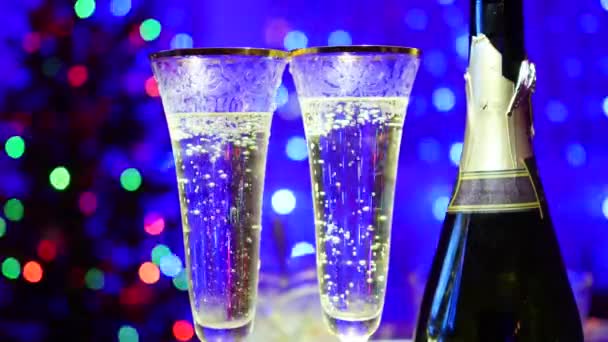 Pohár pezsgőt és a bokeh háttér füzér üveg — Stock videók