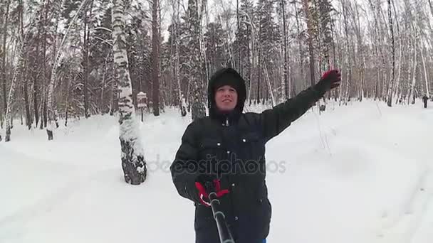 Killen faller i en snödriva. Selfie med monopod — Stockvideo