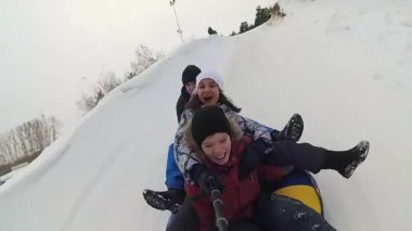 mutlu aile rides ve karlı yollarda gülümseyen snowtube