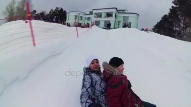 mutlu aile rides ve karlı yollarda gülümseyen snowtube