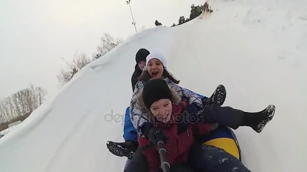 Lycklig familj åkattraktioner och leende snowtube på snöiga vägar — Stockvideo