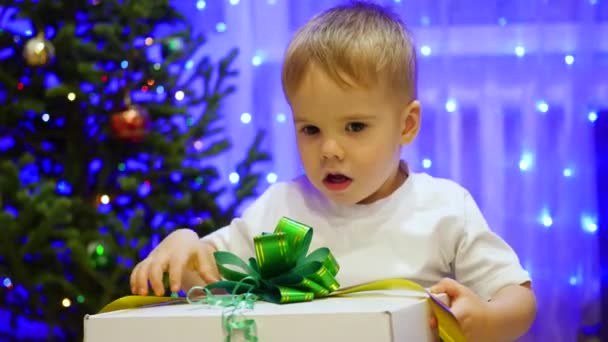 Χριστούγεννα δώρο έκπληξη - ένα παιδί ανοίγει παρόντες — Αρχείο Βίντεο