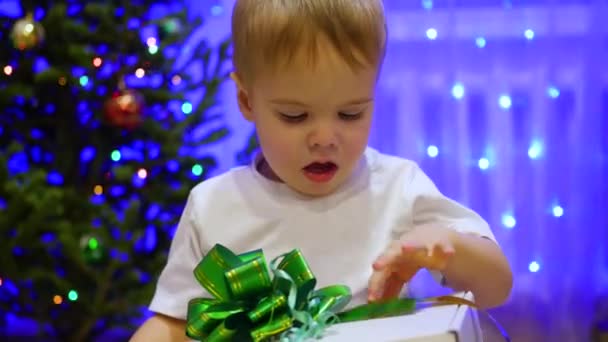 Presente de Natal surpresa - Um menino abre presente — Vídeo de Stock