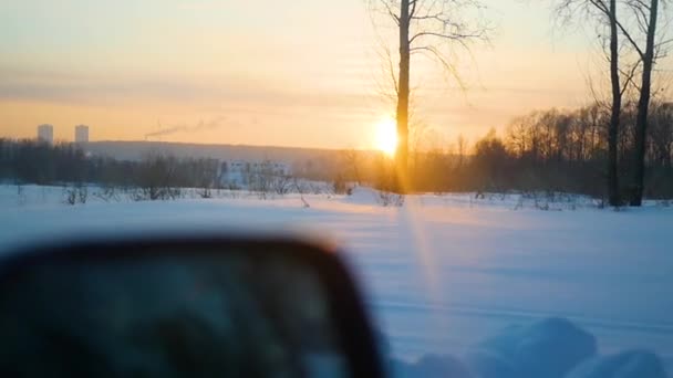 Az autó lovagol téli út a naplemente. Szempontból — Stock videók