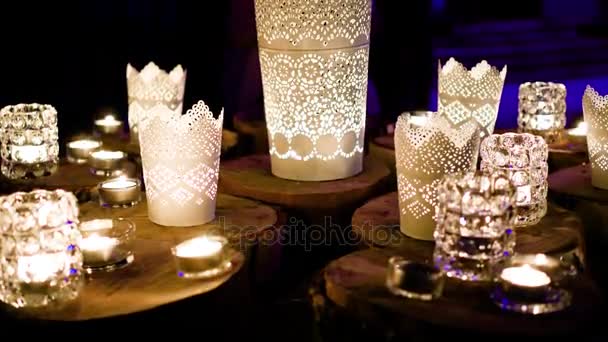 Candele accese in una stanza buia. serata romantica — Video Stock