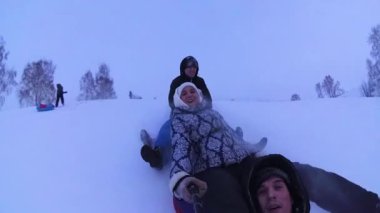 mutlu aile rides ve karlı yollarda gülümseyen snowtube