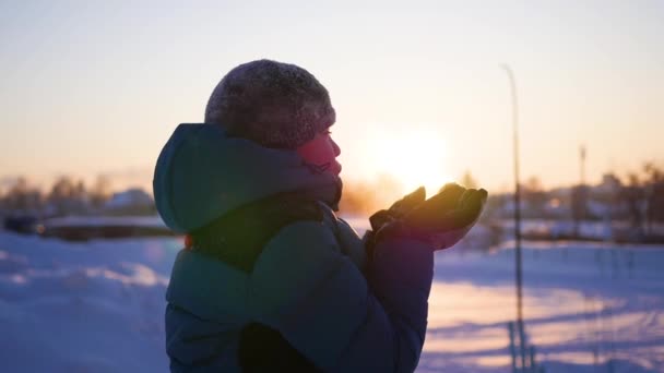 Le soleil dans ses mains. Main d'enfant pour attraper le soleil sur le fond de beau coucher de soleil à l'horizon. Nature . — Video