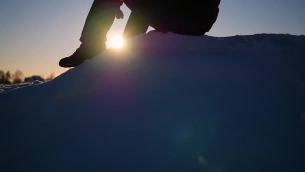 O tipo sentado no cimo de uma encosta de neve. neve paisagem de inverno. esportes ao ar livre — Vídeo de Stock