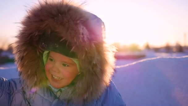 Szczęśliwe dziecko z zabawa śmiech w parku zimowym w słoneczny dzień. Snow Zima Krajobraz. na zewnątrz — Wideo stockowe