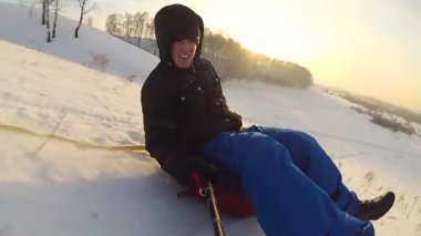 mutlu adam sürmek ve karlı roads.slow hareket üzerinde gülümseyen snowtube. kar kış manzara. açık havada spor