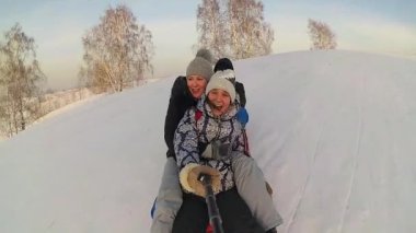 mutlu aile rides ve karlı roads.slow hareket üzerinde gülümseyen snowtube. kar kış manzara. açık havada spor