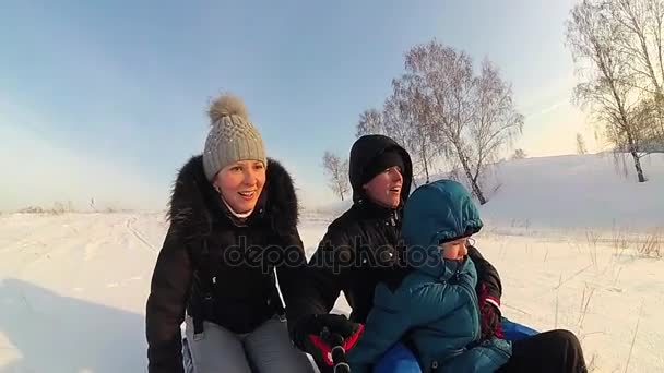 Lycklig familj karuseller och leende snowtube på snöiga roads.slow rörelse. snö vinterlandskap. utomhus sport — Stockvideo