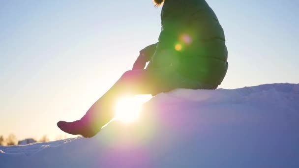 O tipo sentado no cimo de uma encosta de neve. neve paisagem de inverno. esportes ao ar livre — Vídeo de Stock