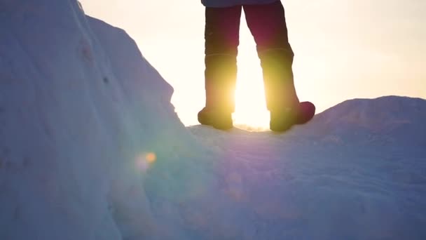 Facet jest na stok śnieg i podnosi ręce w górę o sunset.snow zimowy krajobraz. Sport na świeżym powietrzu — Wideo stockowe