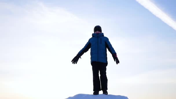 男は雪の斜面、sunset.snow 冬の風景にまで手を上げます。アウトドア スポーツ — ストック動画