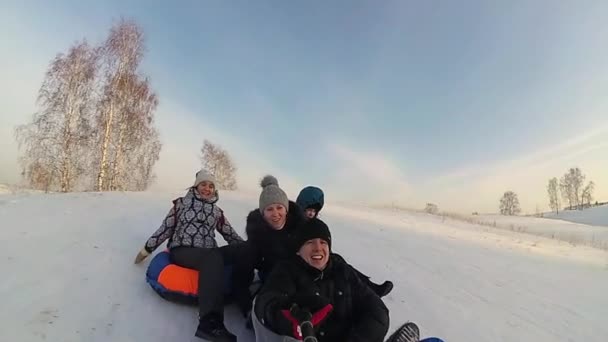 幸せな家族の乗り物と雪に覆われた roads.slow モーションに笑顔 snowtube。雪の冬の風景。アウトドア スポーツ — ストック動画