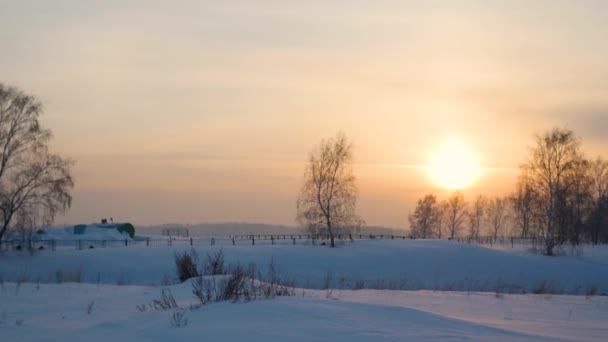 Puesta de sol en una pendiente de nieve. nieve invierno paisaje — Vídeo de stock