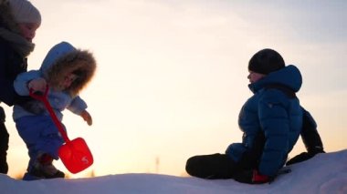 gün batımında kışın oynayan çocuklar