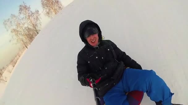 Szczęśliwy facet jeździ i uśmiechający się airboardowej na snowy roads.slow ruchu. Snow Zima Krajobraz. Sport na świeżym powietrzu — Wideo stockowe