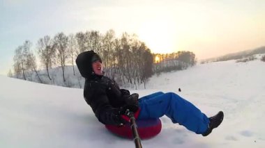 mutlu adam sürmek ve karlı roads.slow hareket üzerinde gülümseyen snowtube. kar kış manzara. açık havada spor
