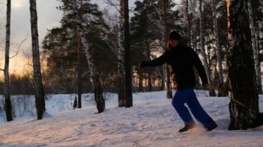 mutlu aile rides ve karlı roads.slow hareket üzerinde gülümseyen snowtube. kar kış manzara. açık havada spor