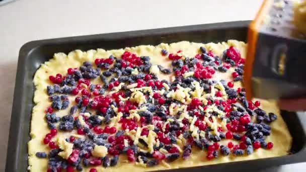 Приготовление ягодного пирога дома в духовке — стоковое видео