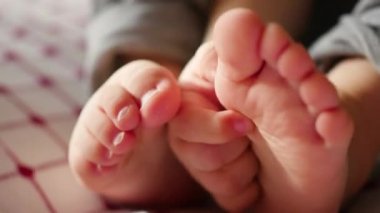 çocuk küçük ellere ayaklara tutarak yakın çekim. nazik dokunuş