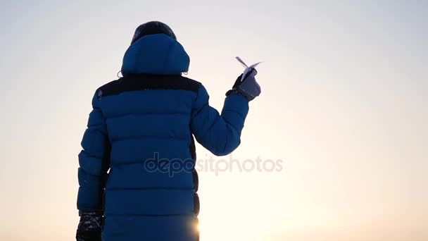 小孩在天空中的展开一架纸飞机。冬季寒冷的一天 — 图库视频影像