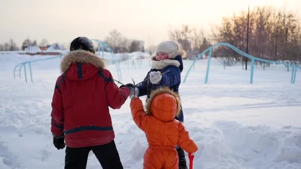 男の子と女の子の冬の野外で遊ぶ。寒い冬の日 — ストック動画