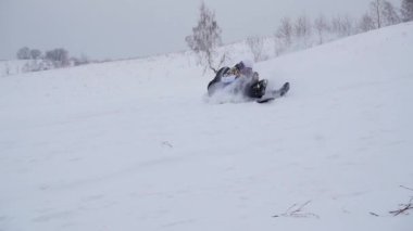 mutlu aile rides ve ledyanki ile karlı yollarda düşüyor. Ağır çekim. Kar kış manzara. Doğa sporları