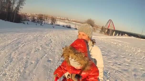 Gelukkige familie ritten en lachende snowtube op besneeuwde roads.slow beweging. sneeuw winterlandschap. buiten sport — Stockvideo