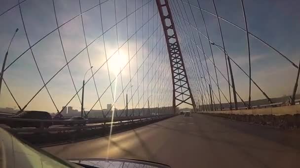 Un viaje en un puente de cable en el día soleado — Vídeos de Stock