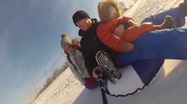 mutlu aile rides ve karlı roads.slow hareket üzerinde gülümseyen snowtube. kar kış manzara. açık havada spor