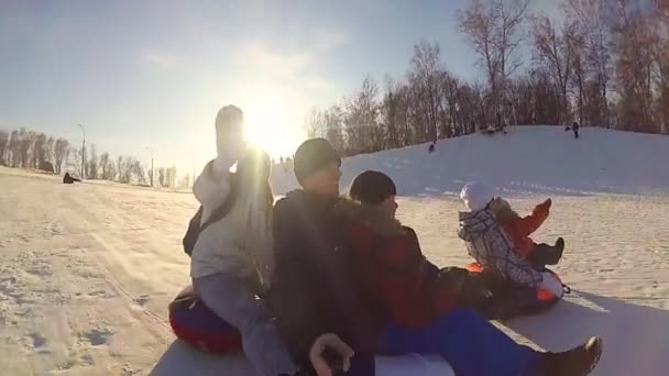 Счастливая семья едет и улыбается по заснеженным дорогам. снежный зимний пейзаж. спорт на открытом воздухе — стоковое видео