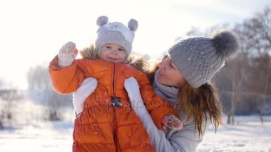 Kız bebek kış döneminde güneşli çalış. Ellerinde tutan