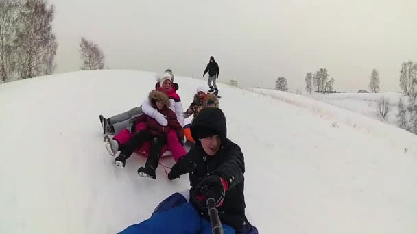 šťastné rodinné jízdy a usměvavá snowtube na zasněžené roads.slow pohybu. Snow zimní krajina. venkovní sporty