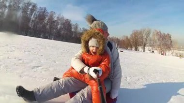 mutlu aile rides ve karlı roads.slow hareket üzerinde gülümseyen snowtube. kar kış manzara. açık havada spor