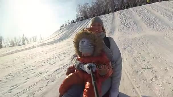 Glückliche Familienfahrten und lächelnde Schneeröhren auf verschneiten Straßen. Zeitlupe. Schneelandschaft. Sport im Freien — Stockvideo