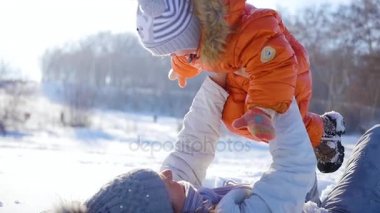 Kız bebek kış döneminde güneşli çalış. Ellerinde tutan
