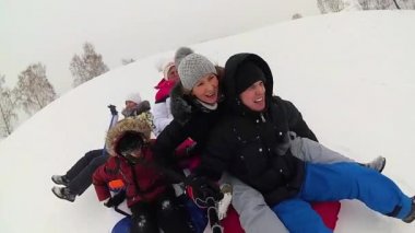 mutlu aile rides ve karlı roads.slow hareket üzerinde gülümseyen snowtube. kar kış manzara. açık havada spor