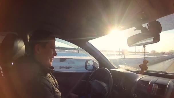 Парень управляет машиной в солнечный день — стоковое видео
